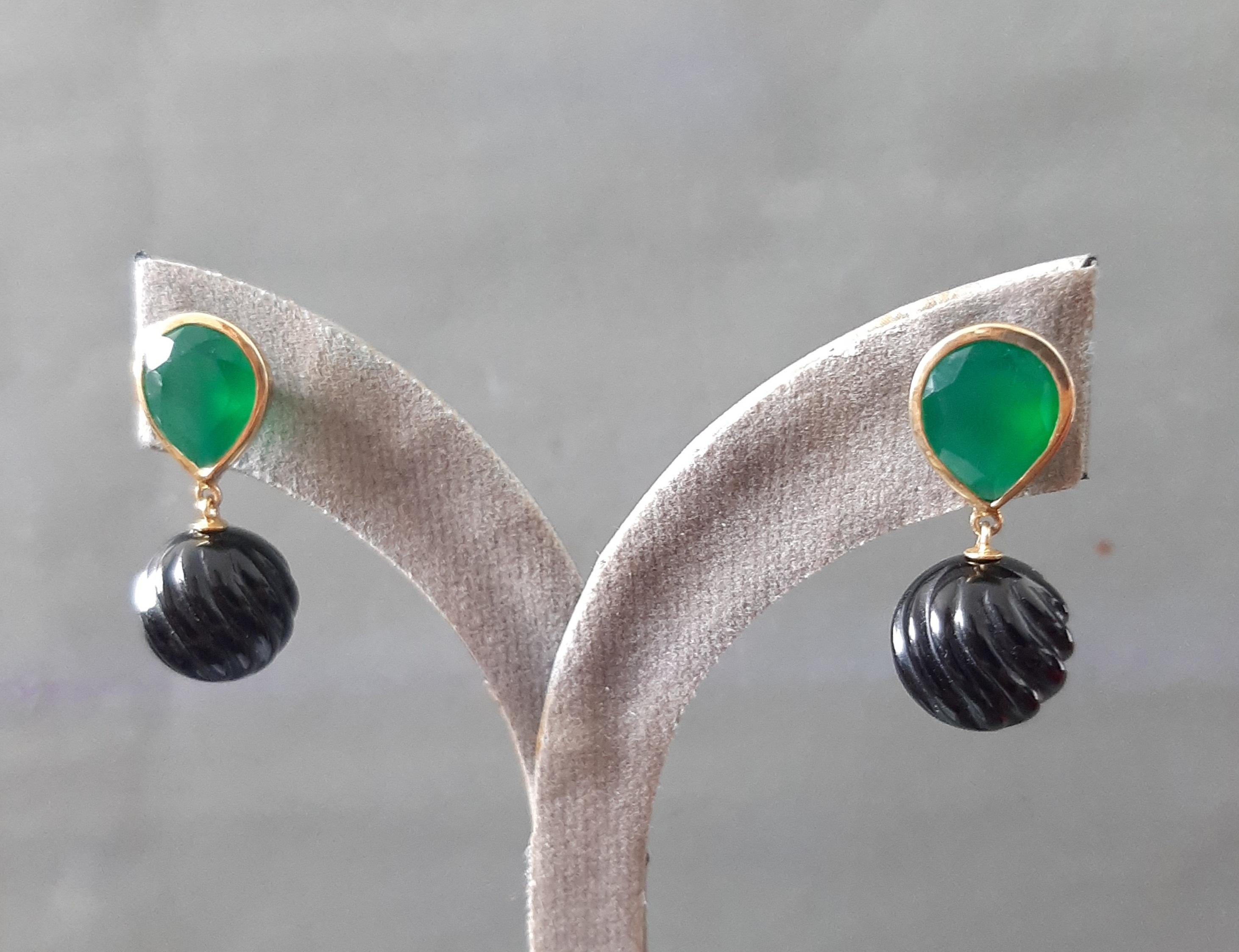 Grüner Onyx Facettiert Birne Form Geschnitzt Schwarzer Onyx Perlen 14k Solid Gelbgold (Gemischter Schliff) im Angebot