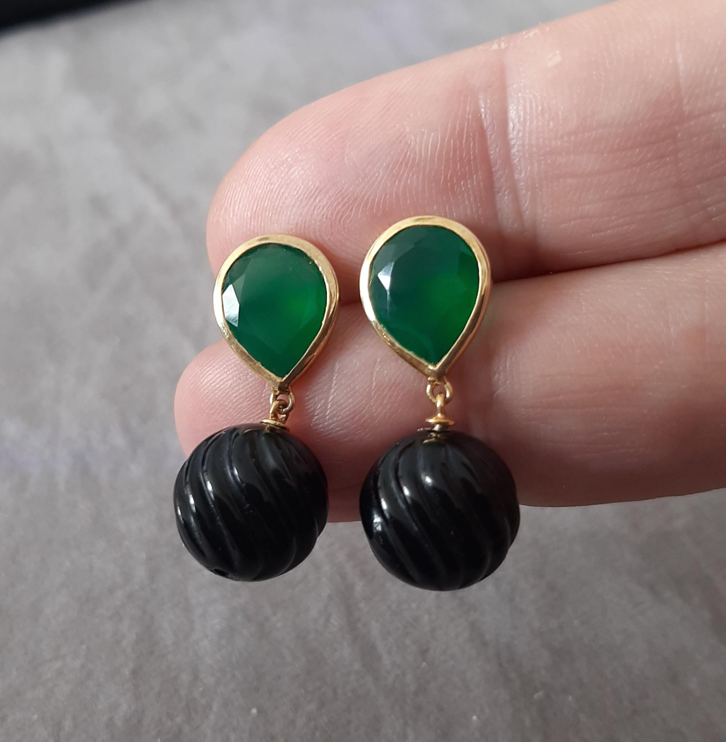 Grüner Onyx Facettiert Birne Form Geschnitzt Schwarzer Onyx Perlen 14k Solid Gelbgold im Angebot 1