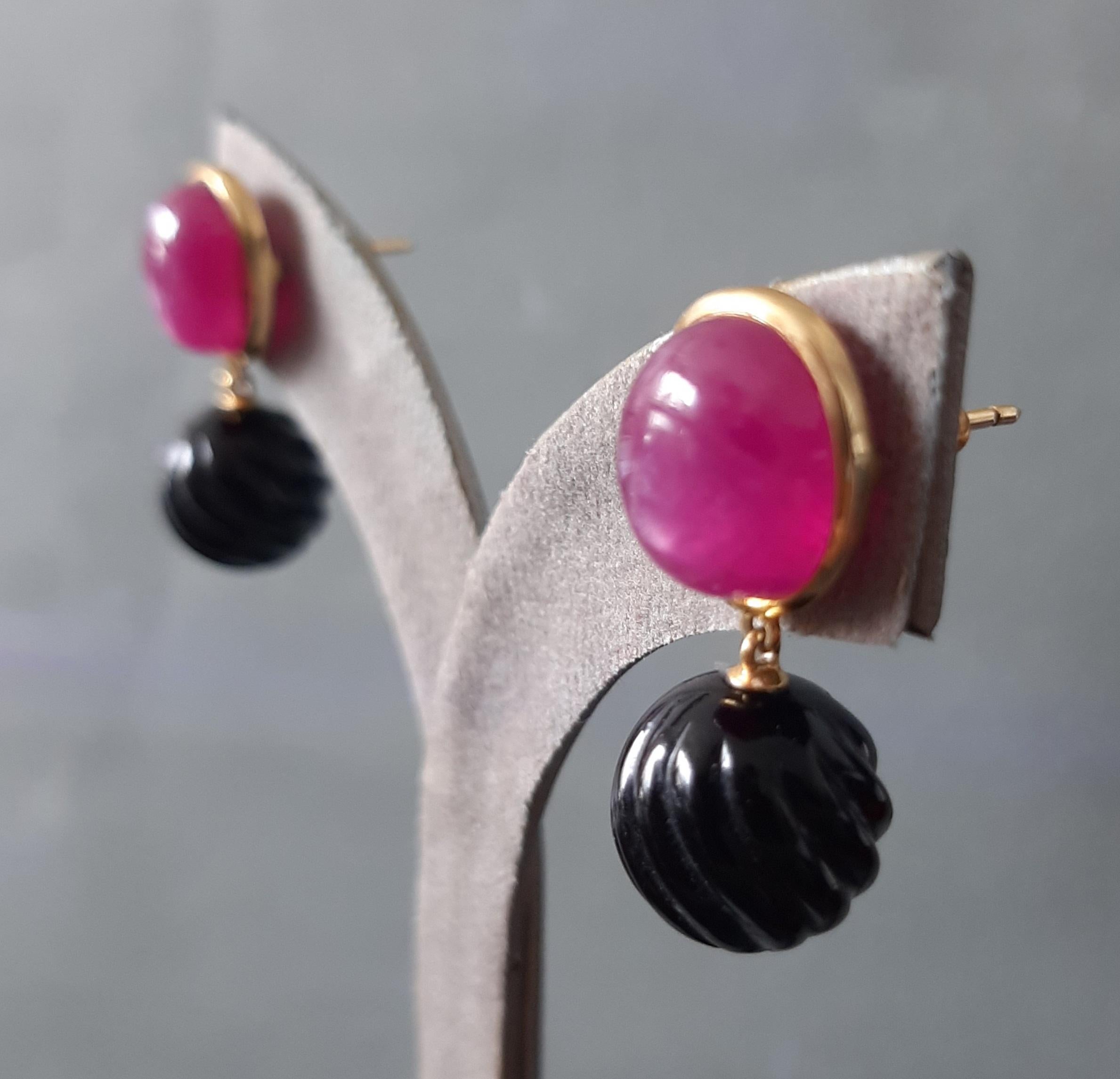 Artisan Rubis Cabochon Ovale Onyx Noir Perles rondes sculptées Or jaune massif 14 carats en vente