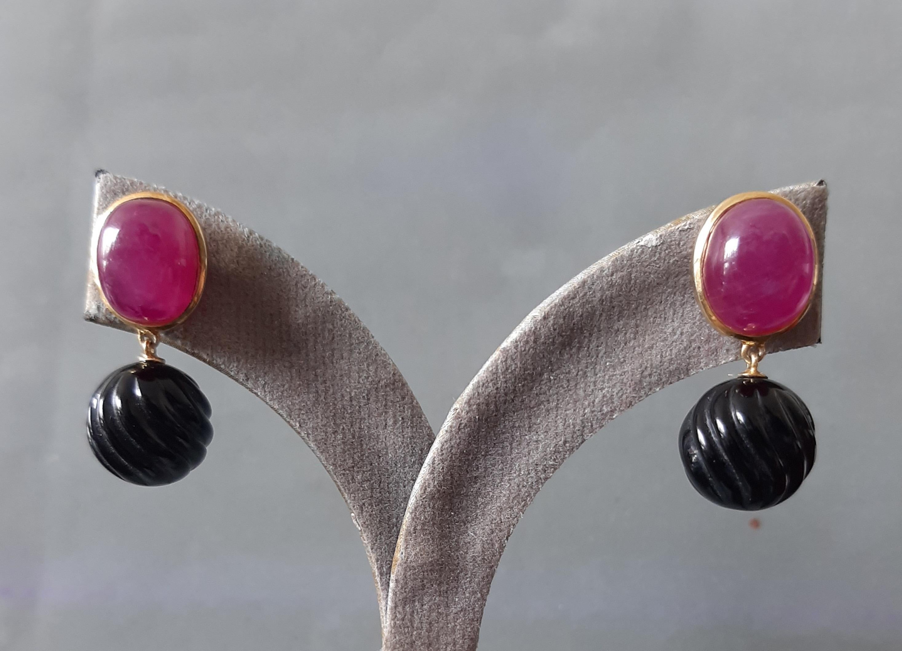 Taille mixte Rubis Cabochon Ovale Onyx Noir Perles rondes sculptées Or jaune massif 14 carats en vente