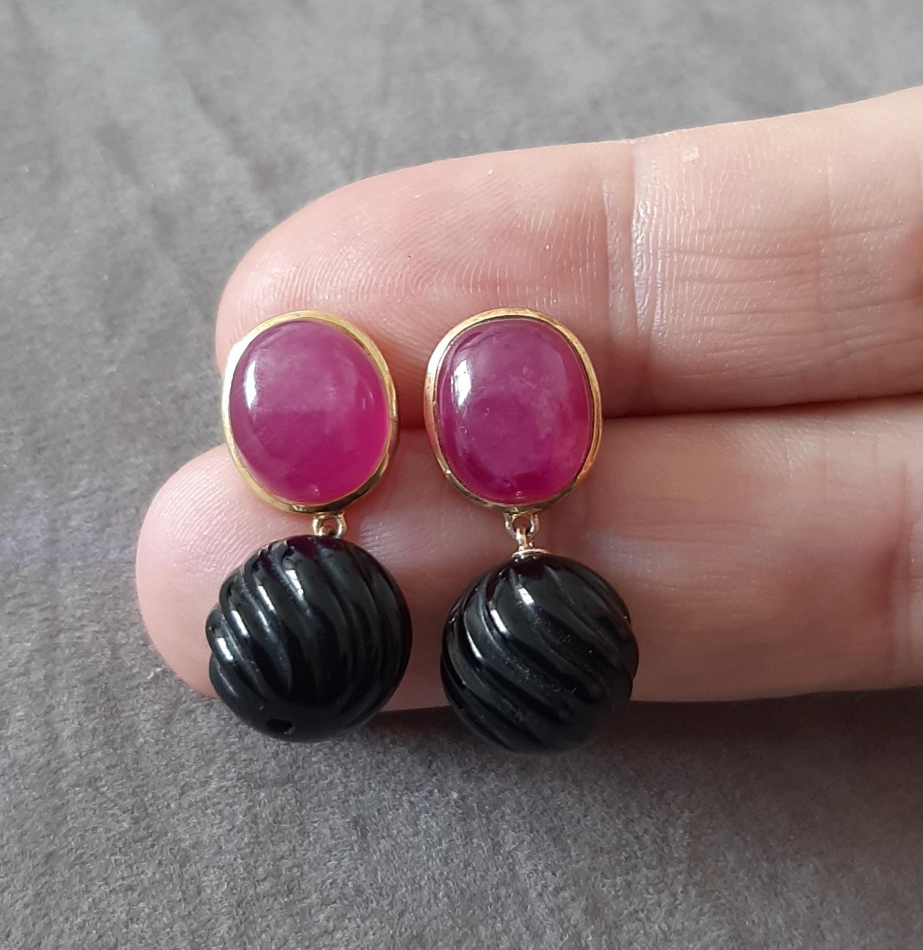 Rubis Cabochon Ovale Onyx Noir Perles rondes sculptées Or jaune massif 14 carats en vente 1