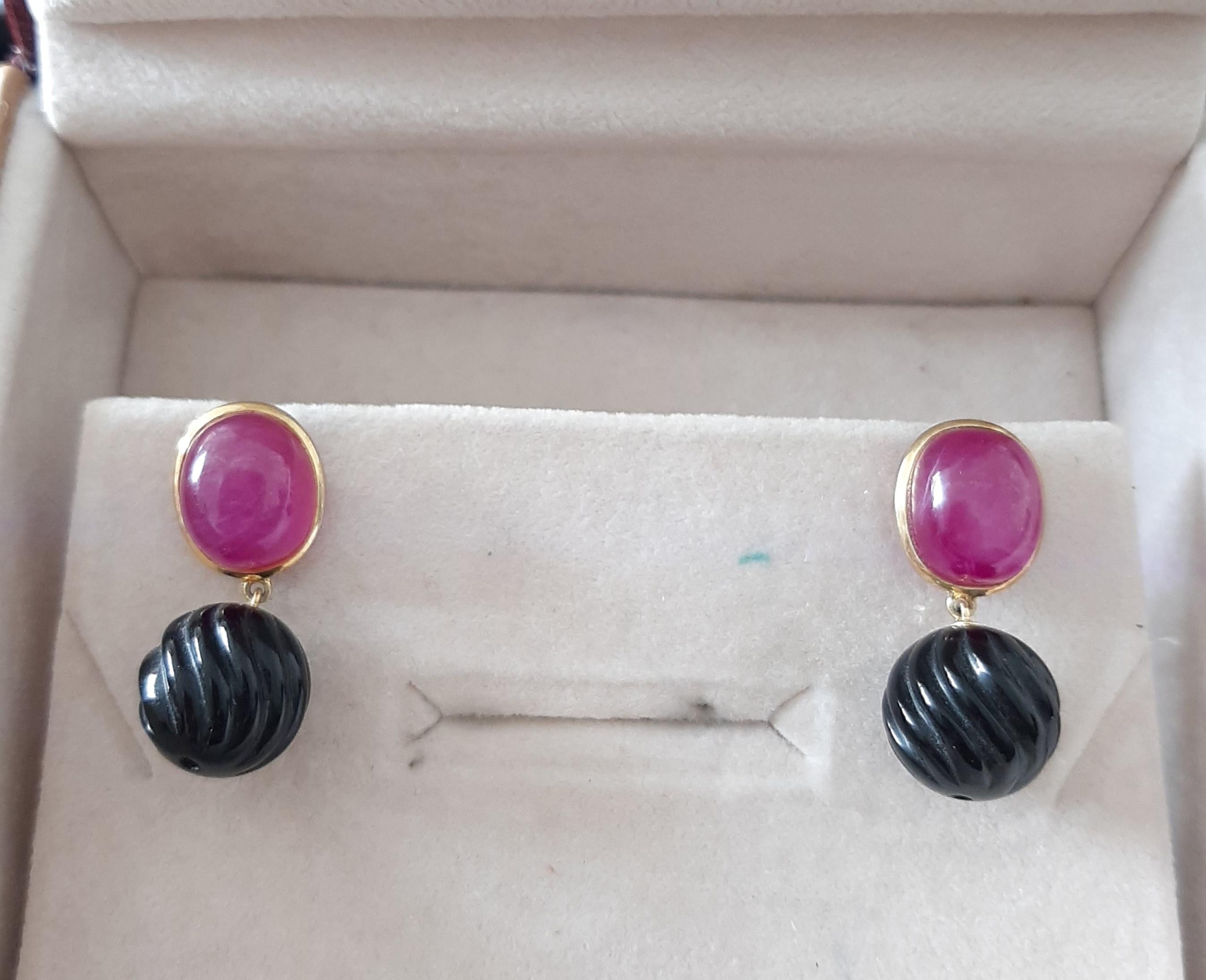 Rubis Cabochon Ovale Onyx Noir Perles rondes sculptées Or jaune massif 14 carats Pour femmes en vente