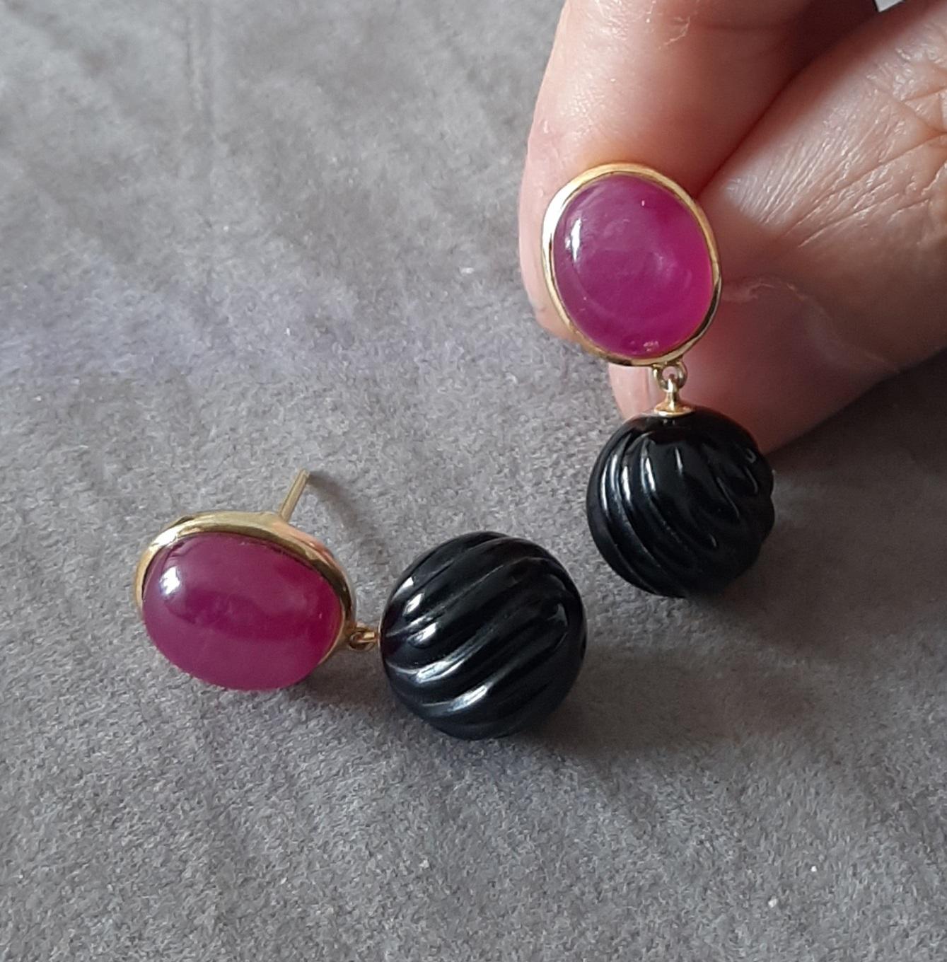 Rubis Cabochon Ovale Onyx Noir Perles rondes sculptées Or jaune massif 14 carats en vente 3