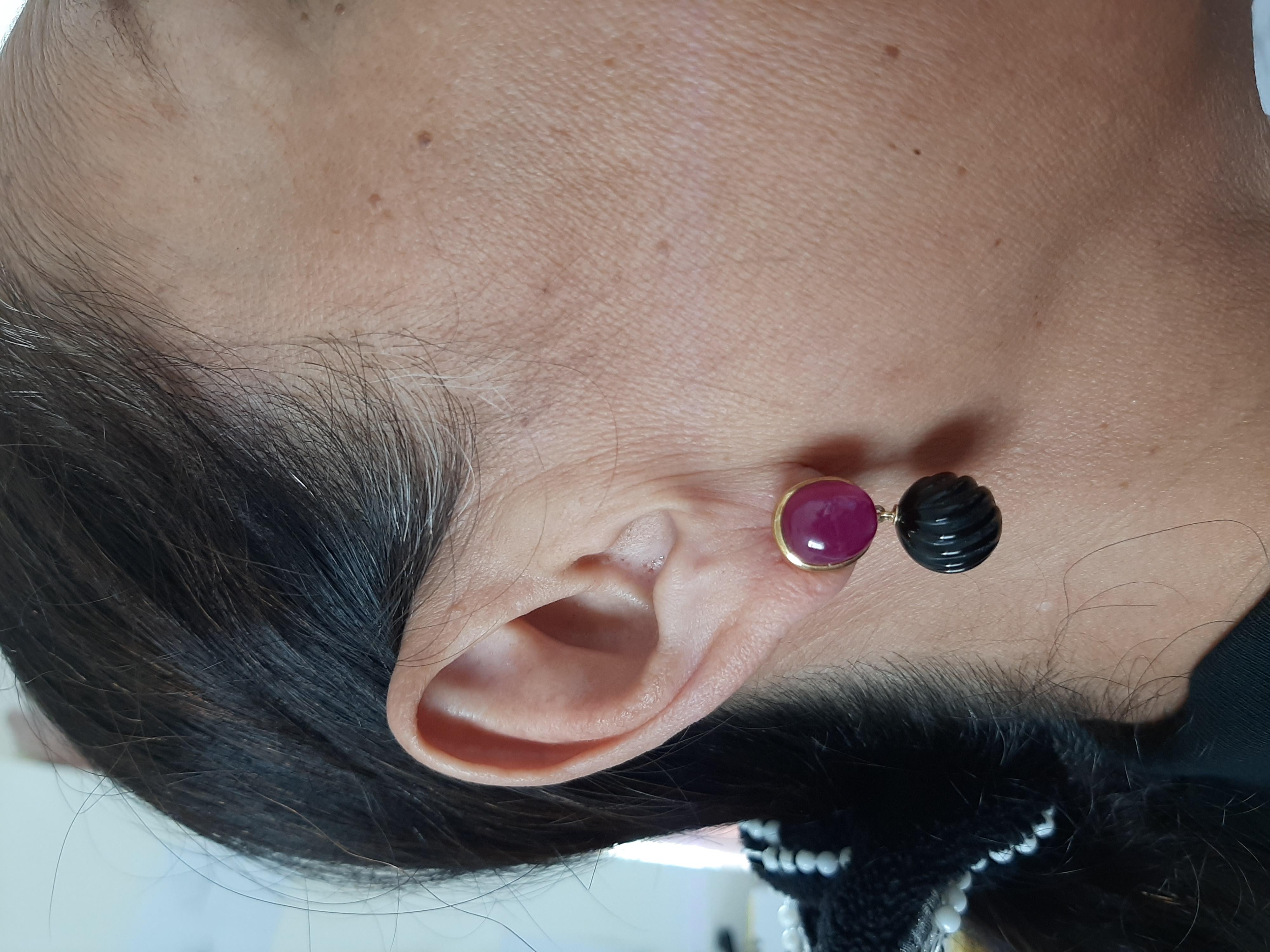 Boucles d'oreilles simples et chics avec une paire de rubis cabochon ovale de taille 10 x 12 mm sertis en or jaune massif 14 carats sur le dessus et 2 gouttes rondes sculptées d'onyx noir de taille 10 x 12 mm sur le dessus.  12 mm de diamètre

En