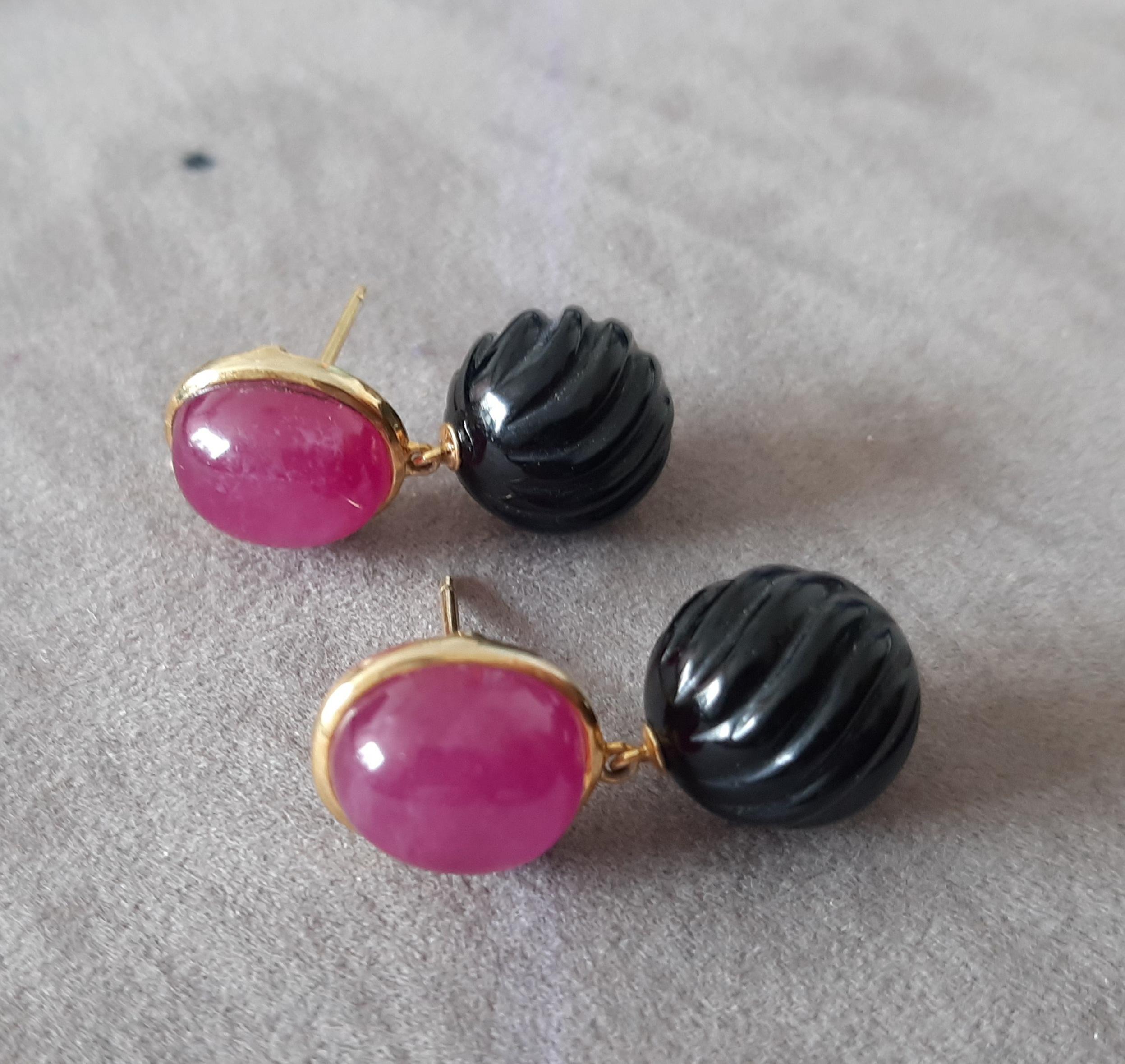 Rubis Cabochon Ovale Onyx Noir Perles rondes sculptées Or jaune massif 14 carats en vente 2
