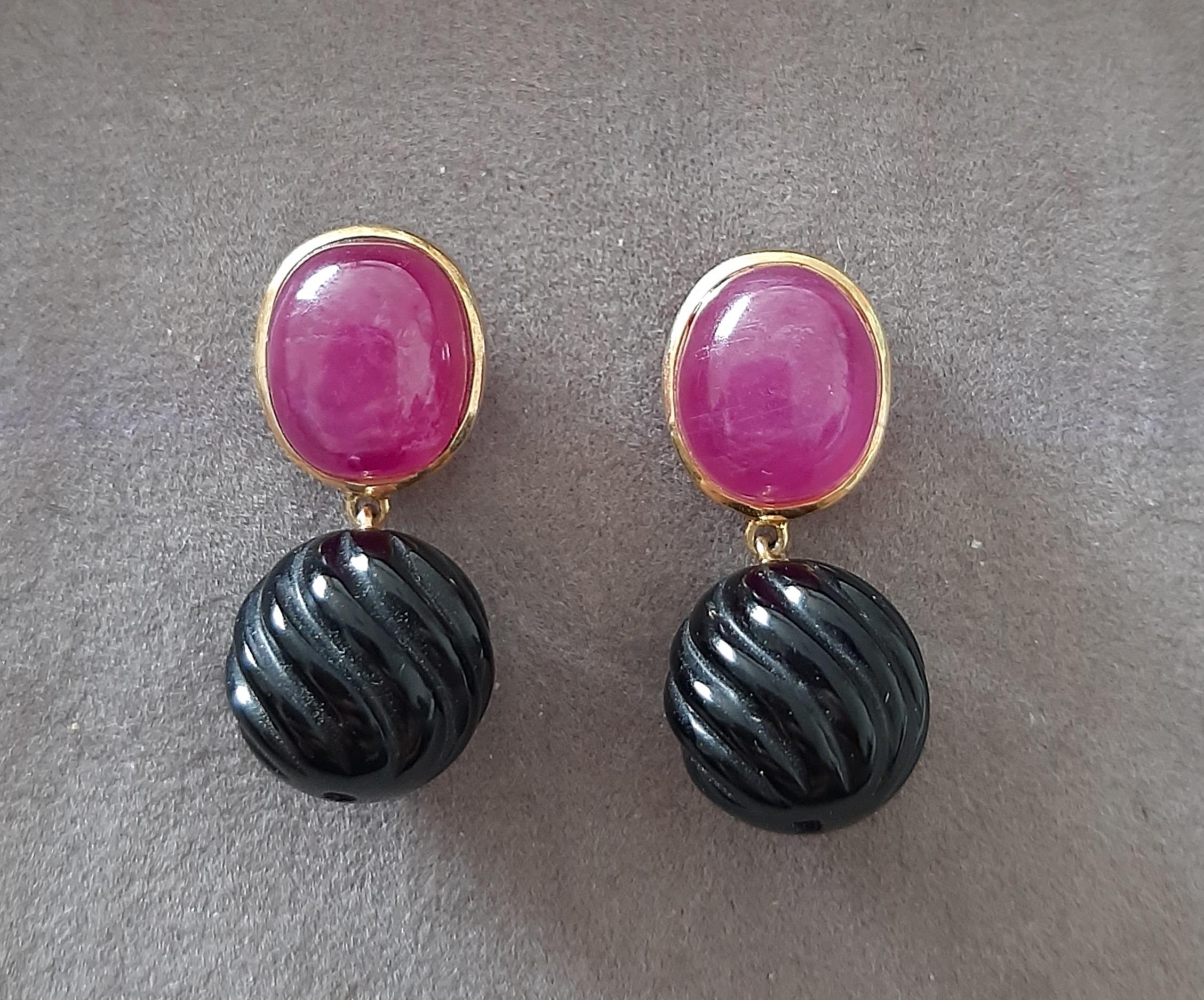 Rubis Cabochon Ovale Onyx Noir Perles rondes sculptées Or jaune massif 14 carats en vente 7