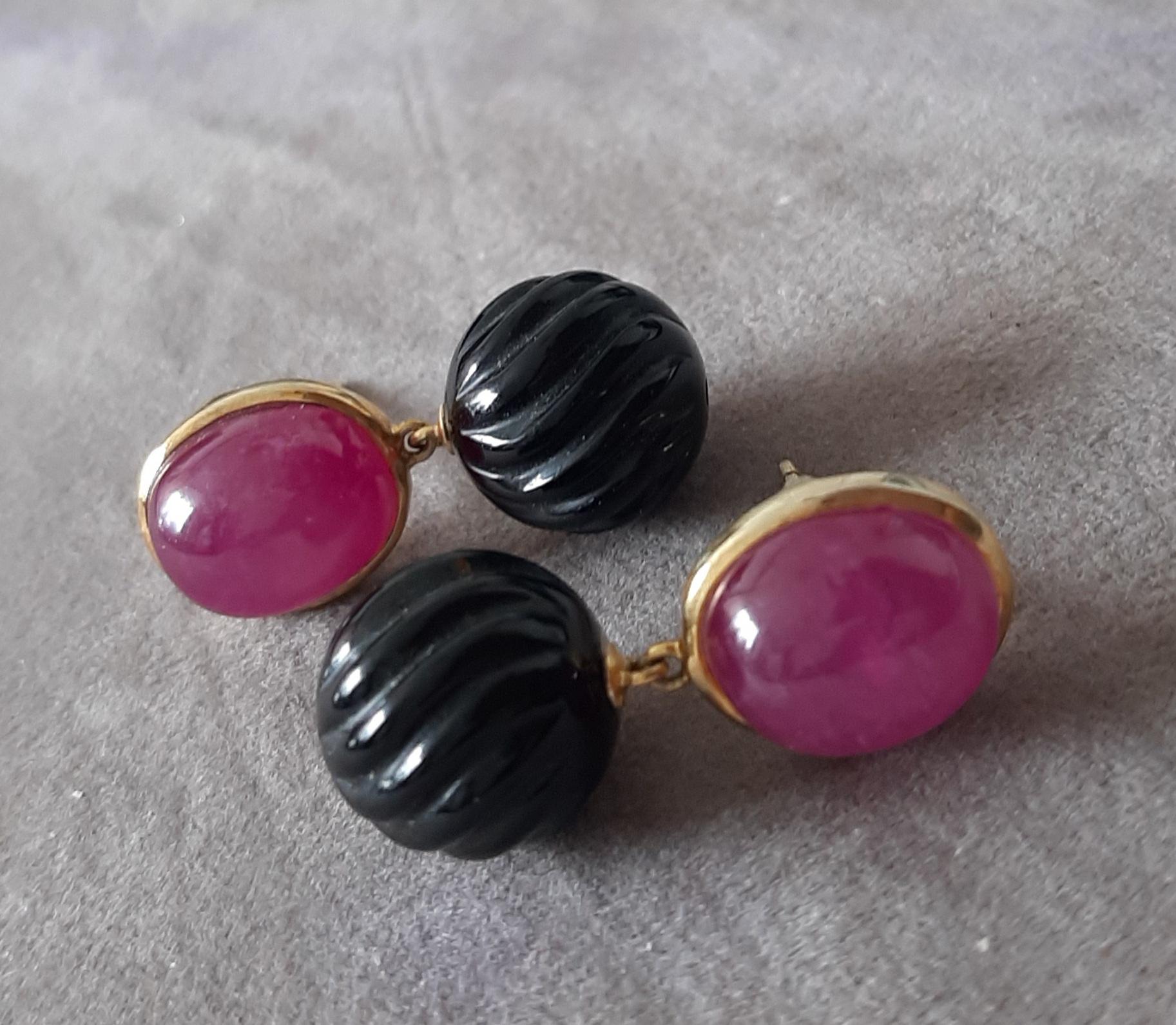 Rubis Cabochon Ovale Onyx Noir Perles rondes sculptées Or jaune massif 14 carats en vente 4