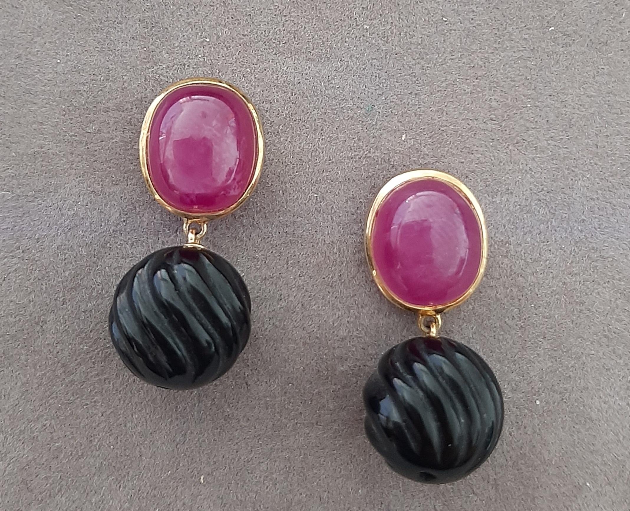 Rubis Cabochon Ovale Onyx Noir Perles rondes sculptées Or jaune massif 14 carats en vente 6