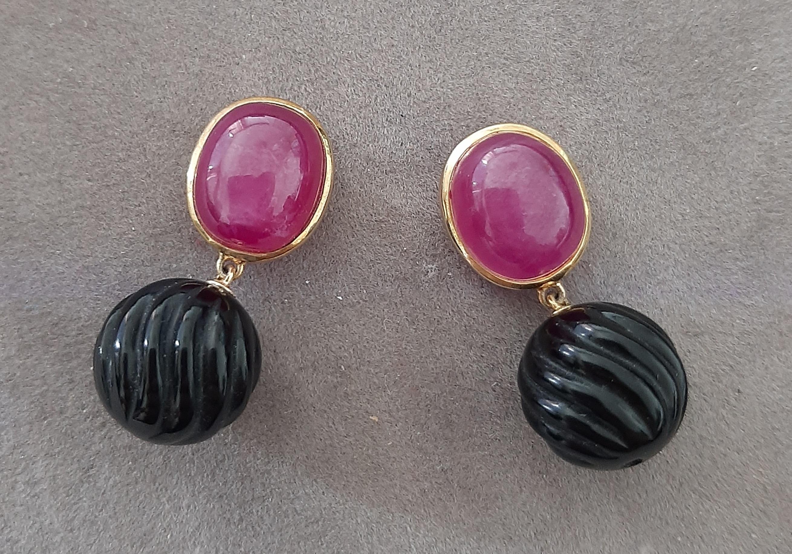 Rubis Cabochon Ovale Onyx Noir Perles rondes sculptées Or jaune massif 14 carats en vente 5