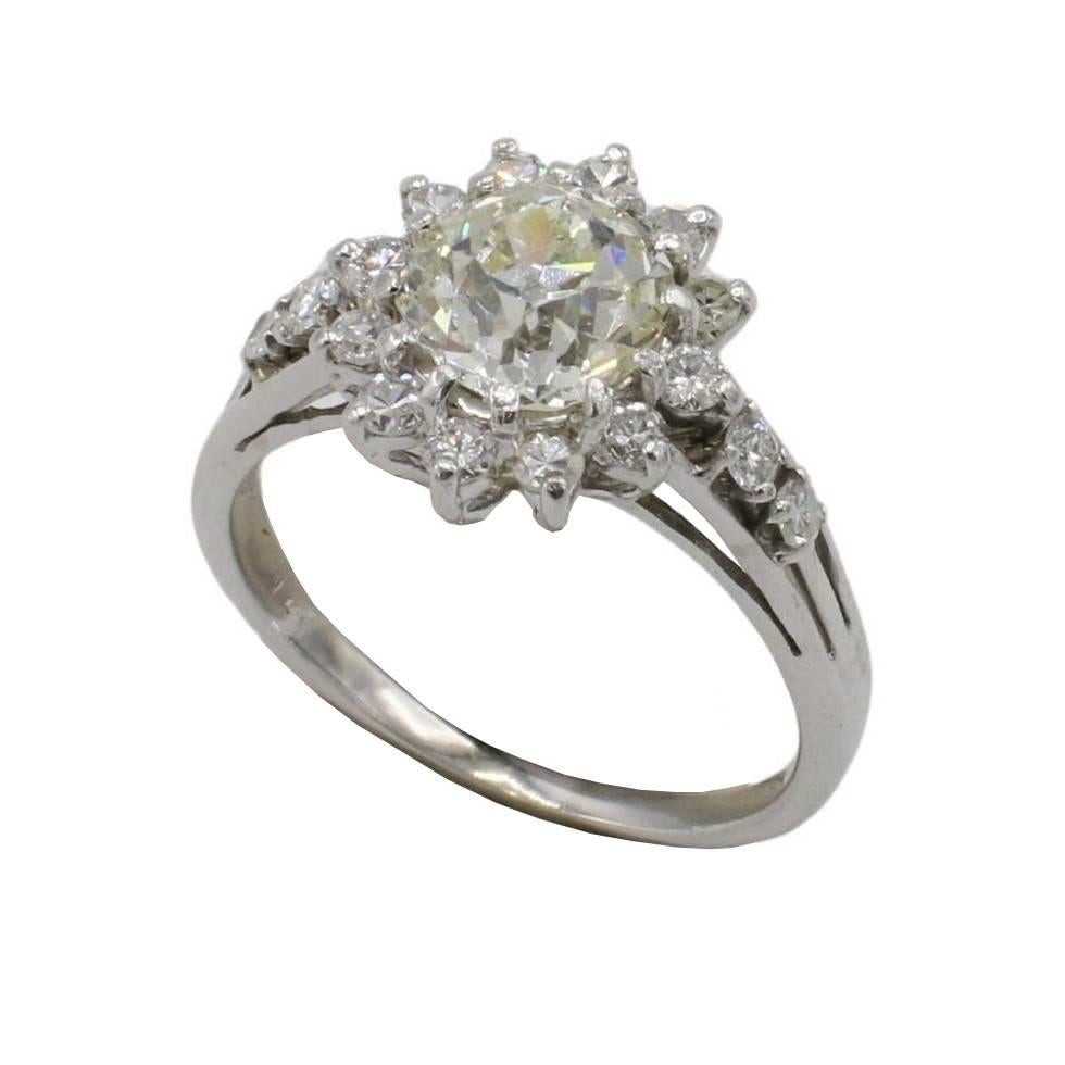 Bague de fiançailles Halo Art Déco en diamant naturel de 1,50 carat de taille européenne ancienne 
Métal : or blanc 14k
Poids : 3.48 grammes
Diamant central : Diamant naturel de taille M-One d'environ 1,50 carat M VS
Diamants d'accentuation :