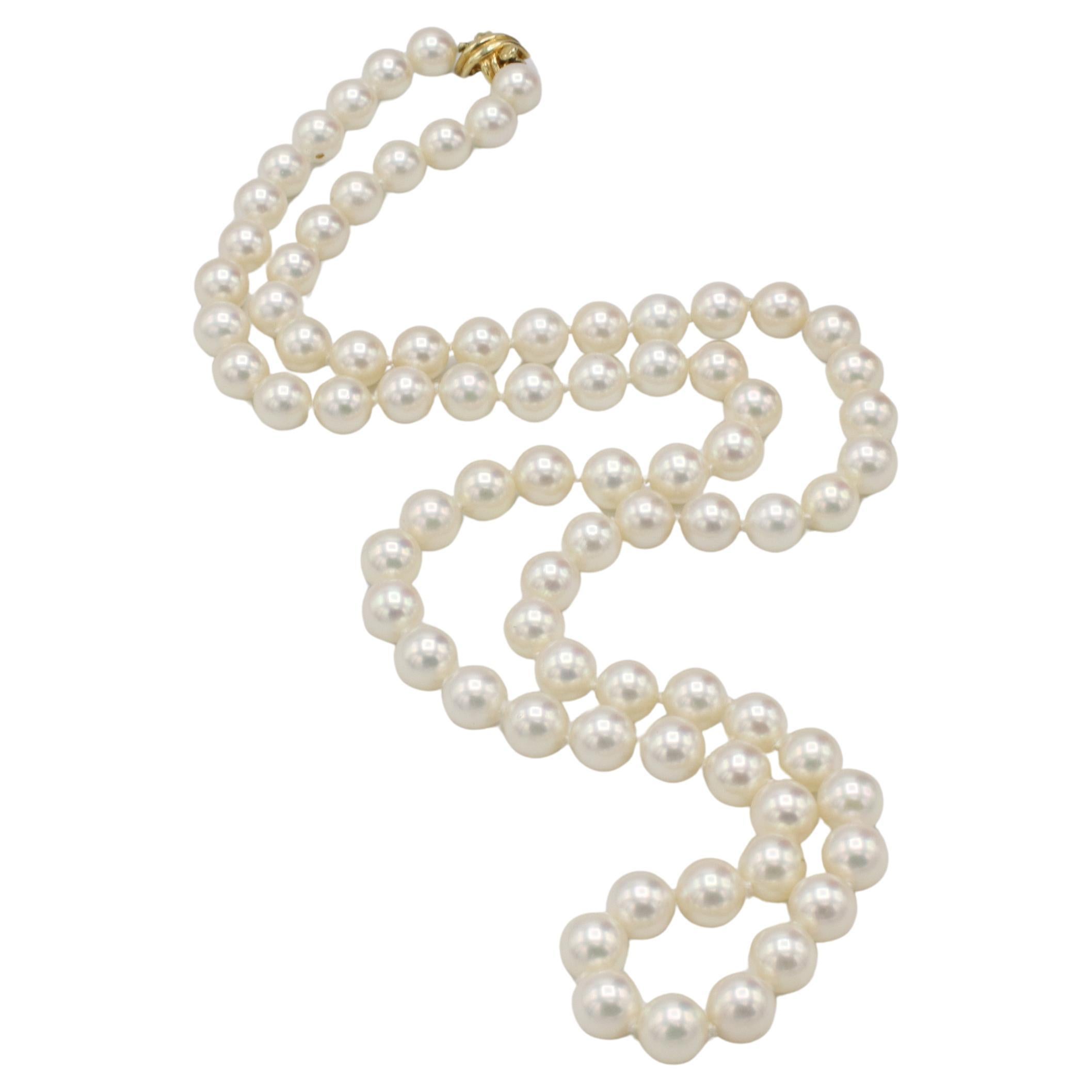 Tiffany & Co. Collana a filo singolo con perle coltivate in oro giallo 18 carati 
Metallo: oro giallo 18 carati
Peso: 44.4 grammi
Perle: perle coltivate Akoya bianche da 7,5 mm
Firmato: AT&T. 750
Lunghezza: 24 pollici 
TTD F35000845