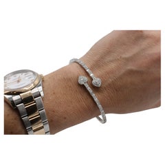 Pulsera tipo brazalete de oro blanco de 14 quilates con un diamante natural de 2,25 quilates en forma de corazón