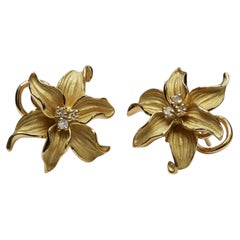 Boucles d'oreilles à fermoir à levier en or jaune 18 carats, ornées d'un lys et d'un diamant naturel