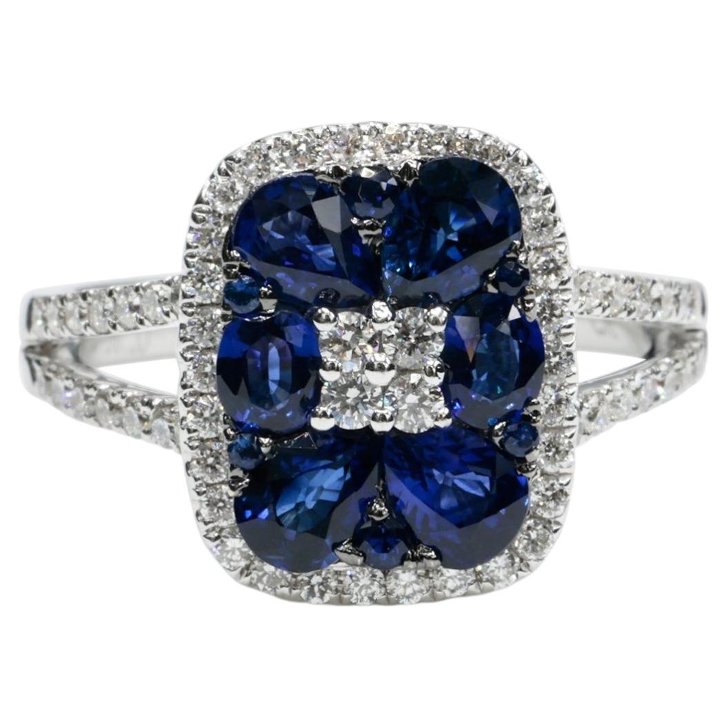 Cocktailring aus 18-karätigem Weißgold mit natürlichen Diamanten und blauen Saphiren im Cluster-Design im Angebot