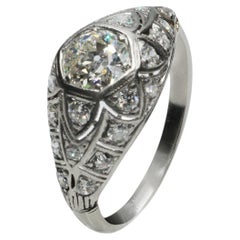Art-Déco-Verlobungsring aus Platin mit einem natürlichen Diamanten im alten europäischen Schliff und filigraner Kuppel