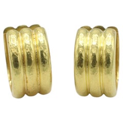 Elizabeth Locke – Huggie-Creolen aus 19-Karat-Gelbgold mit Bandverzierung