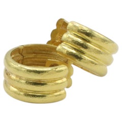 Elizabeth Locke – Huggie-Creolen aus 19-Karat-Gelbgold mit Bandverzierung