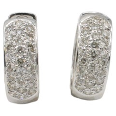Pendientes de aro tipo «huggie» de oro blanco de 18 quilates con un diamante natural de 1,00 quilates engastado en pavé