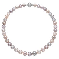 Collar de oro blanco de 18 quilates con perlas cultivadas multicolores y cierre de diamantes de 9,5 mm