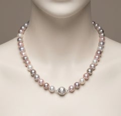 Collar de oro blanco de 18 quilates con perlas cultivadas multicolores y cierre de diamantes de 9,5 mm