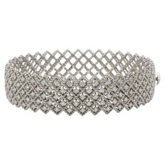 Pulsera tipo brazalete con bisagra de Roberto Coin, de oro blanco de 18 quilates y diamantes naturales en diseño de rejilla