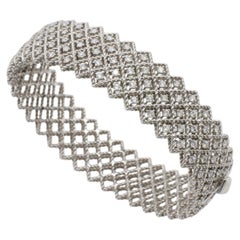 Pulsera tipo brazalete con bisagra de Roberto Coin, de oro blanco de 18 quilates y diamantes naturales en diseño de rejilla