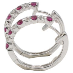 Boucles d'oreilles créoles demi-rondes en or blanc 18 carats, ornées de diamants naturels et de rubis