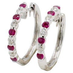 Boucles d'oreilles créoles demi-rondes en or blanc 18 carats, ornées de diamants naturels et de rubis