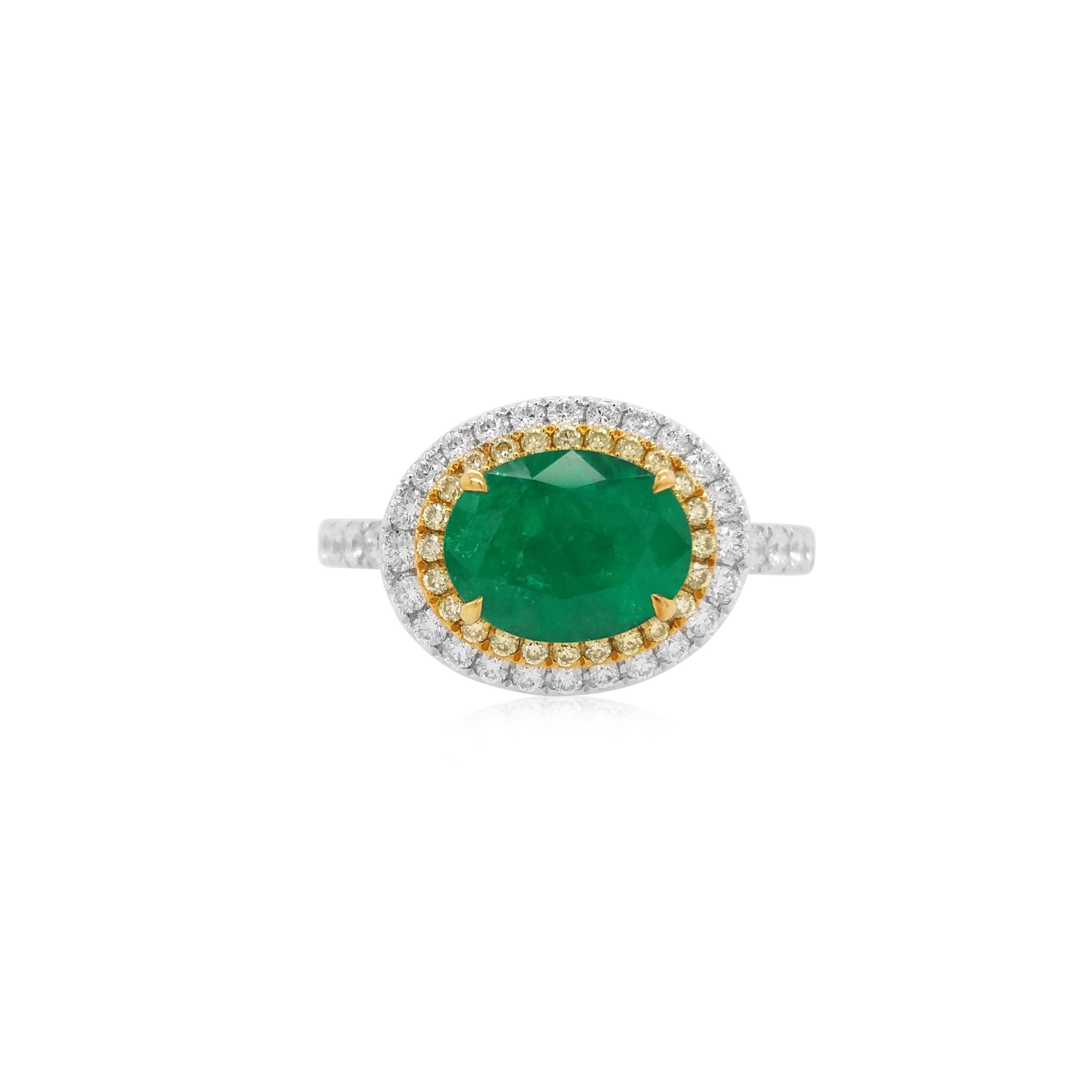 Émeraude de Colombie Bague ovale, mettant en valeur une rare émeraude de Colombie  provenant des légendaires mines de Muzo, réputées pour leur couleur vert vif, leur clarté exceptionnelle et leur brillance naturelle.  L'émeraude est entourée d'un