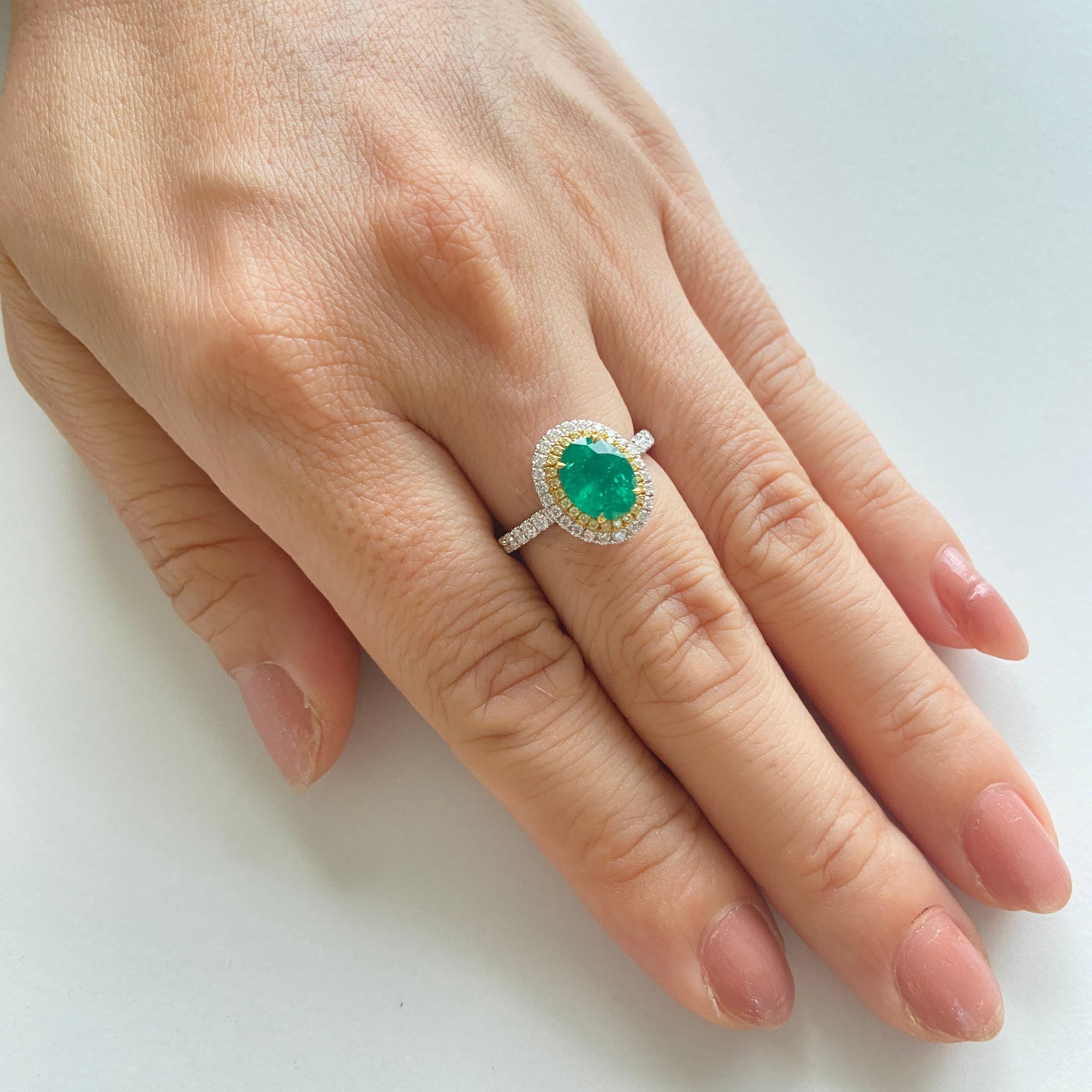 Bague en or 18 carats certifiée en forme d'émeraude colombienne ovale, diamant jaune et tournante Neuf - En vente à Hong Kong, HK