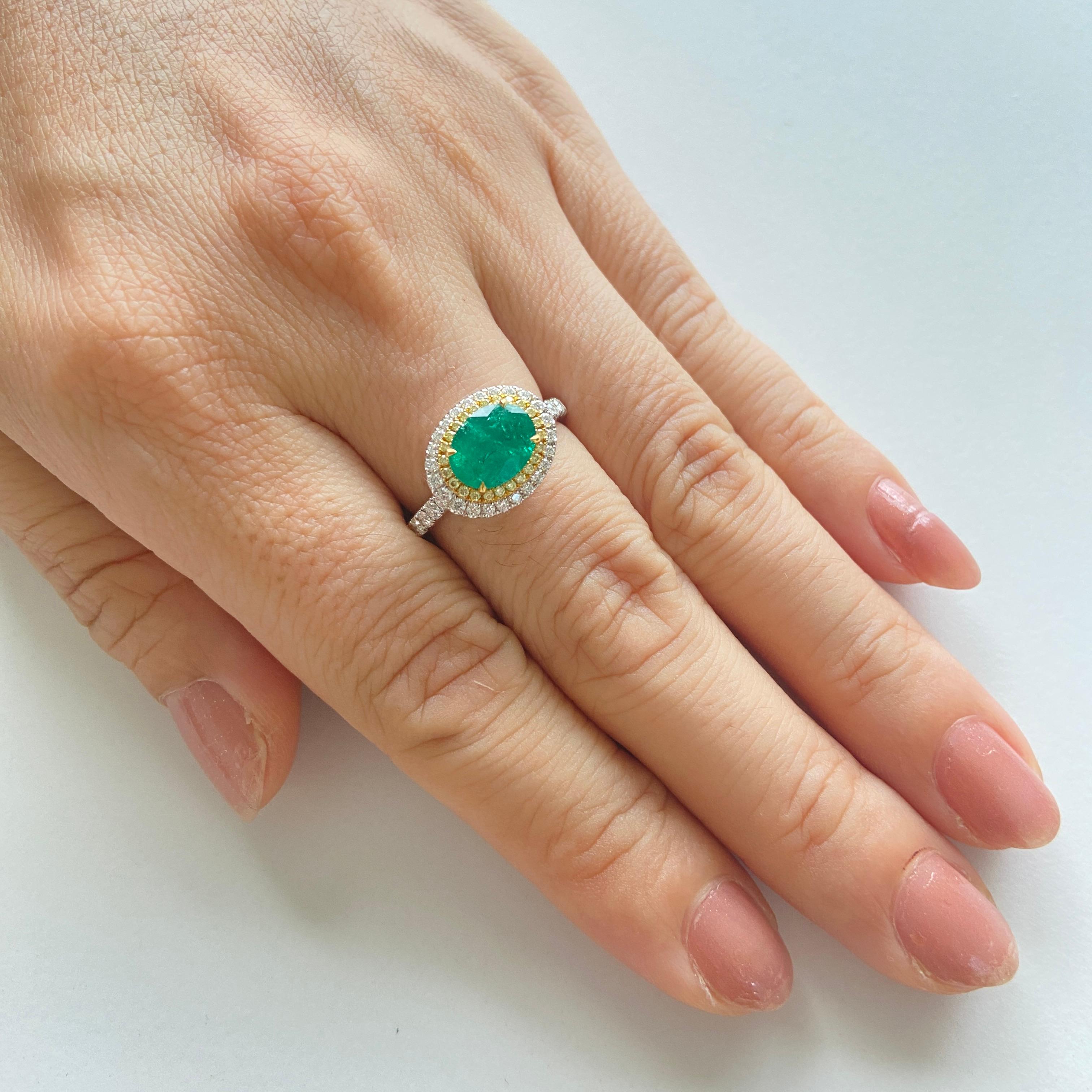 Taille ovale Bague en or 18 carats certifiée en forme d'émeraude colombienne ovale, diamant jaune et tournante en vente