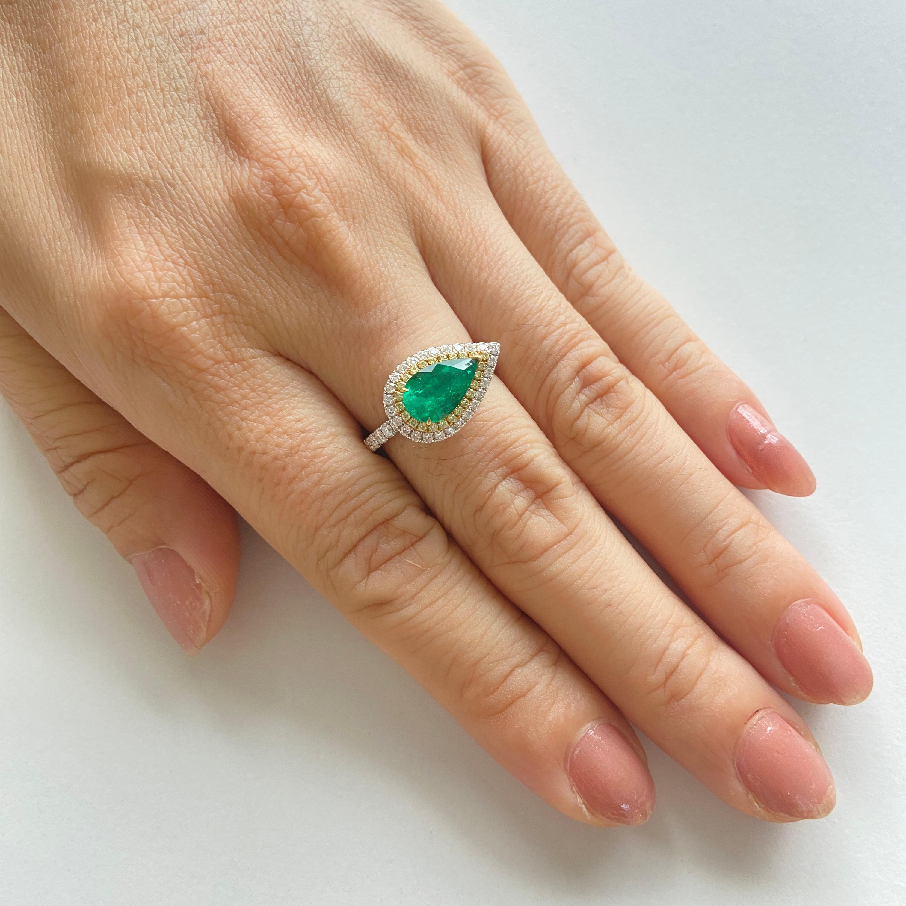 Anello in oro 18K con diamante giallo smeraldo colombiano a forma di pera certificato e girevole In condizioni Nuovo in vendita a Hong Kong, HK