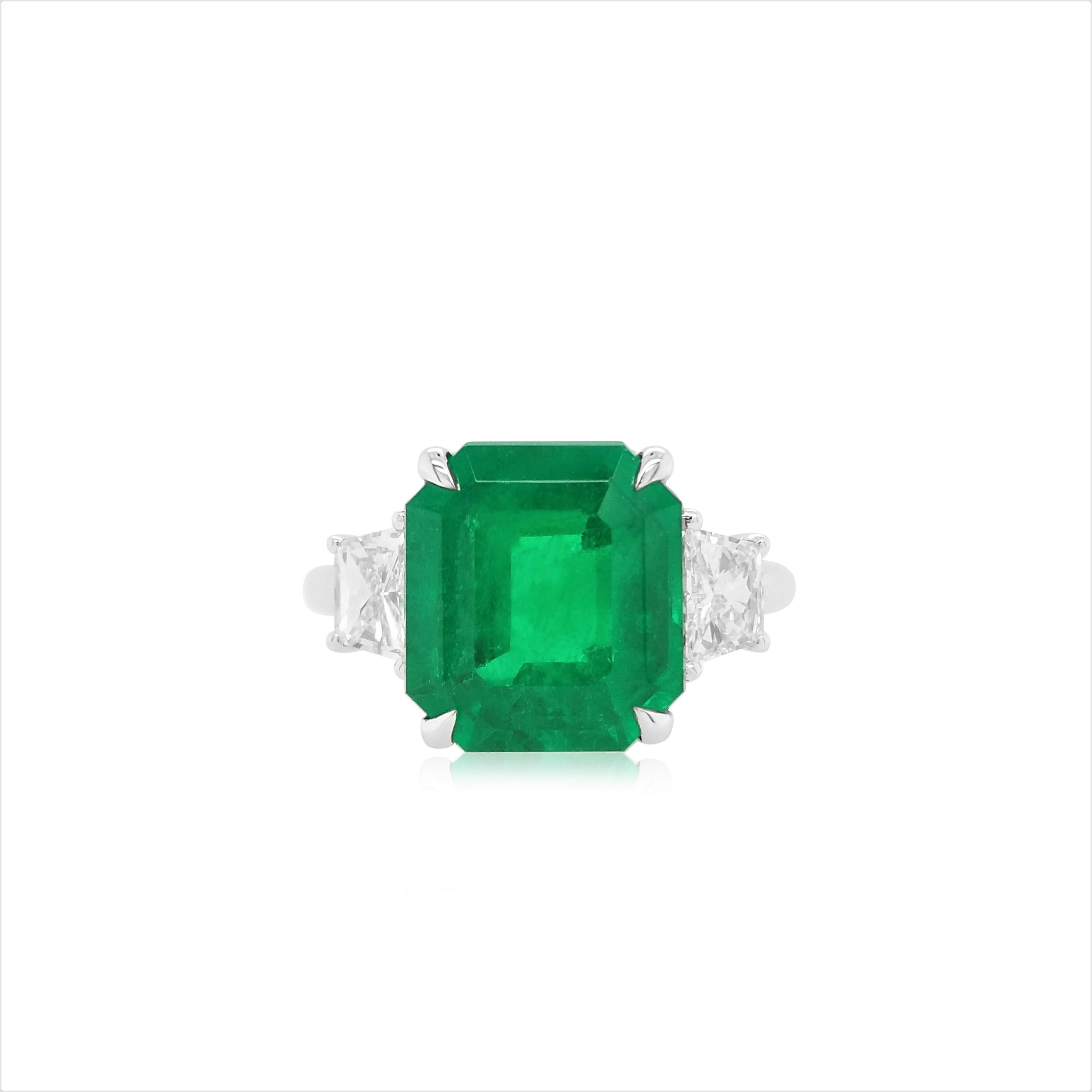 Uno splendido anello con smeraldo colombiano, con una gemma di colore verde intenso proveniente dalla miniera colombiana di Muzo e di eccezionale purezza, accentuata da un'elegante fascia d'oro, che unisce il design moderno al lusso