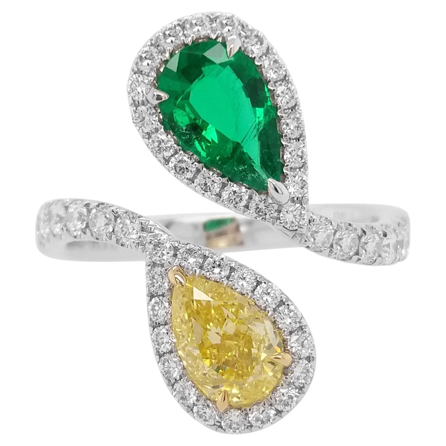 Bague en or 18 carats ornée d'une émeraude colombienne certifiée GRS en forme de poire et d'un diamant jaune GIA en vente