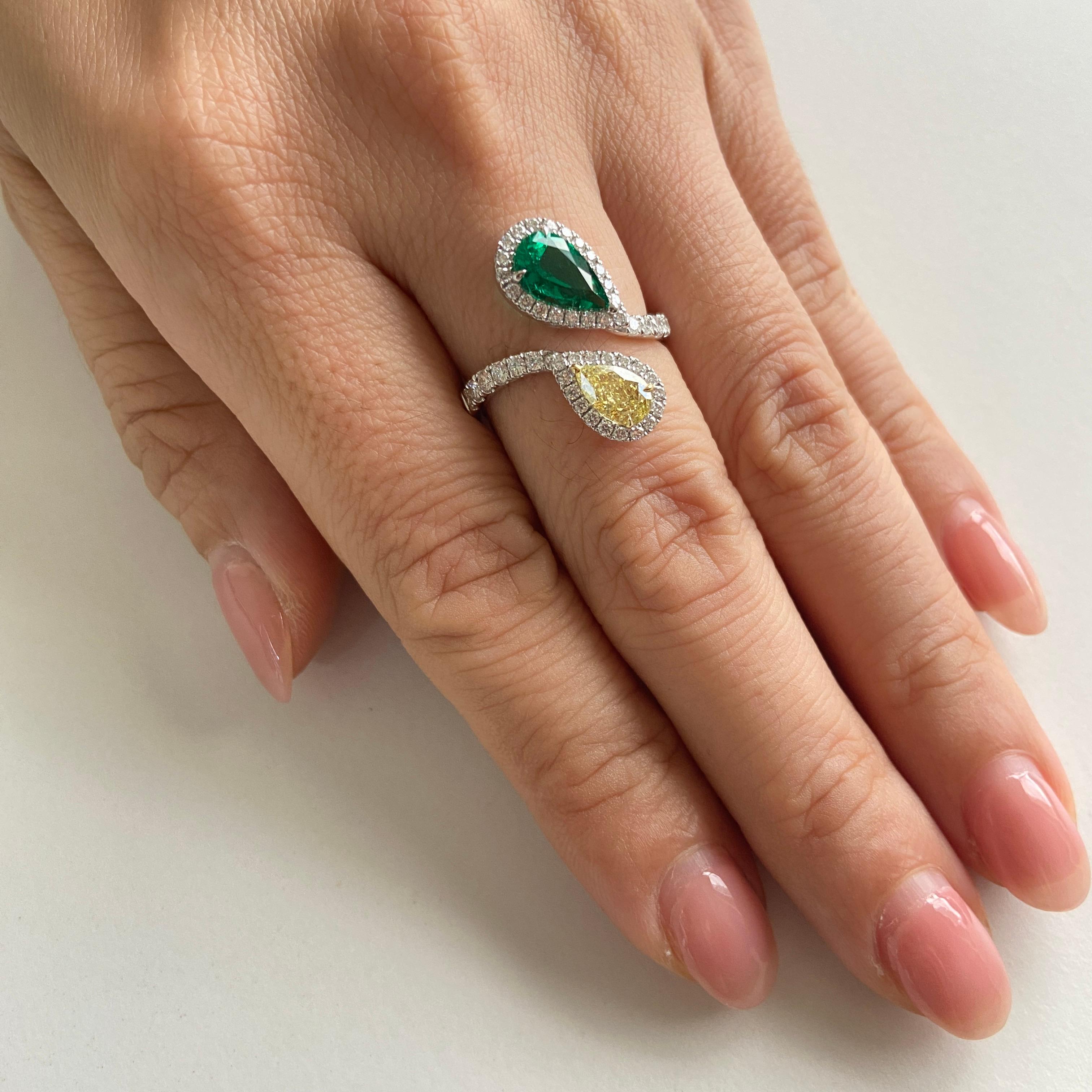 Une superbe émeraude colombienne associée à un diamant jaune fantaisie, entourée d'or, est le cadeau idéal pour une occasion spéciale. Fabriquée à la main avec maîtrise et souci du détail, cette bague allie luxe classique et design