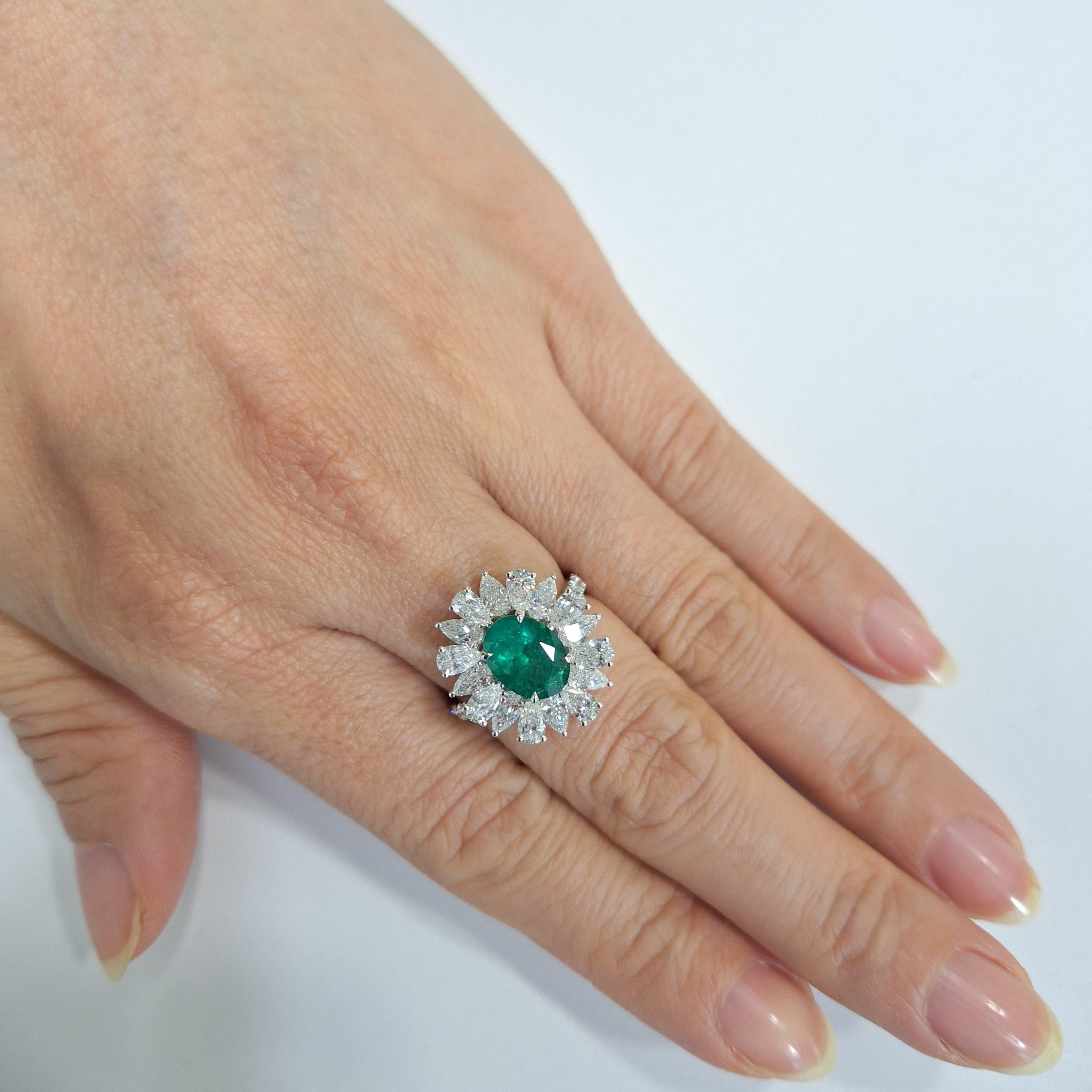 Ovaler kolumbianischer Smaragd und birnenförmiger weißer Diamant K18 Goldring (Ovalschliff) im Angebot