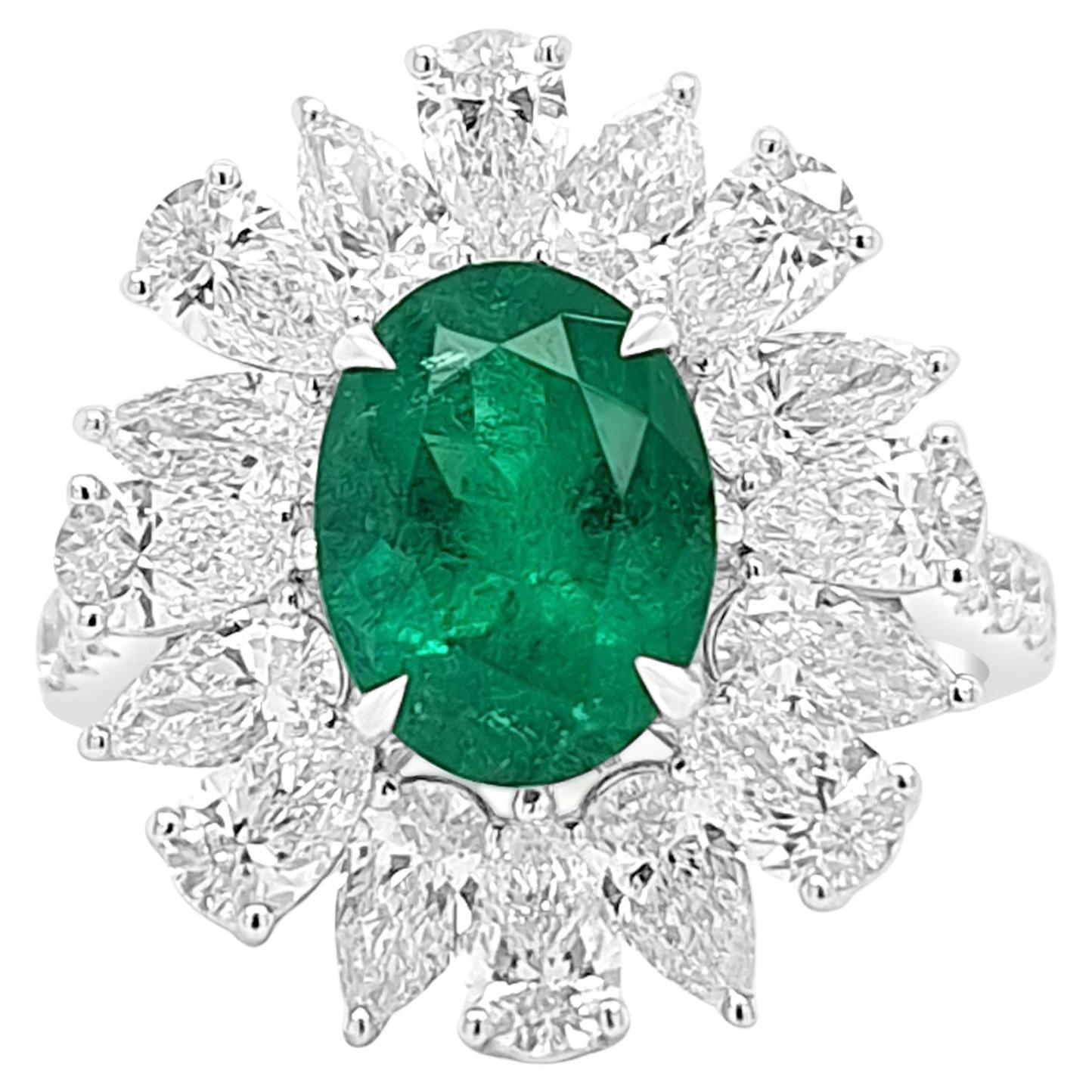 Ovaler kolumbianischer Smaragd und birnenförmiger weißer Diamant K18 Goldring im Angebot