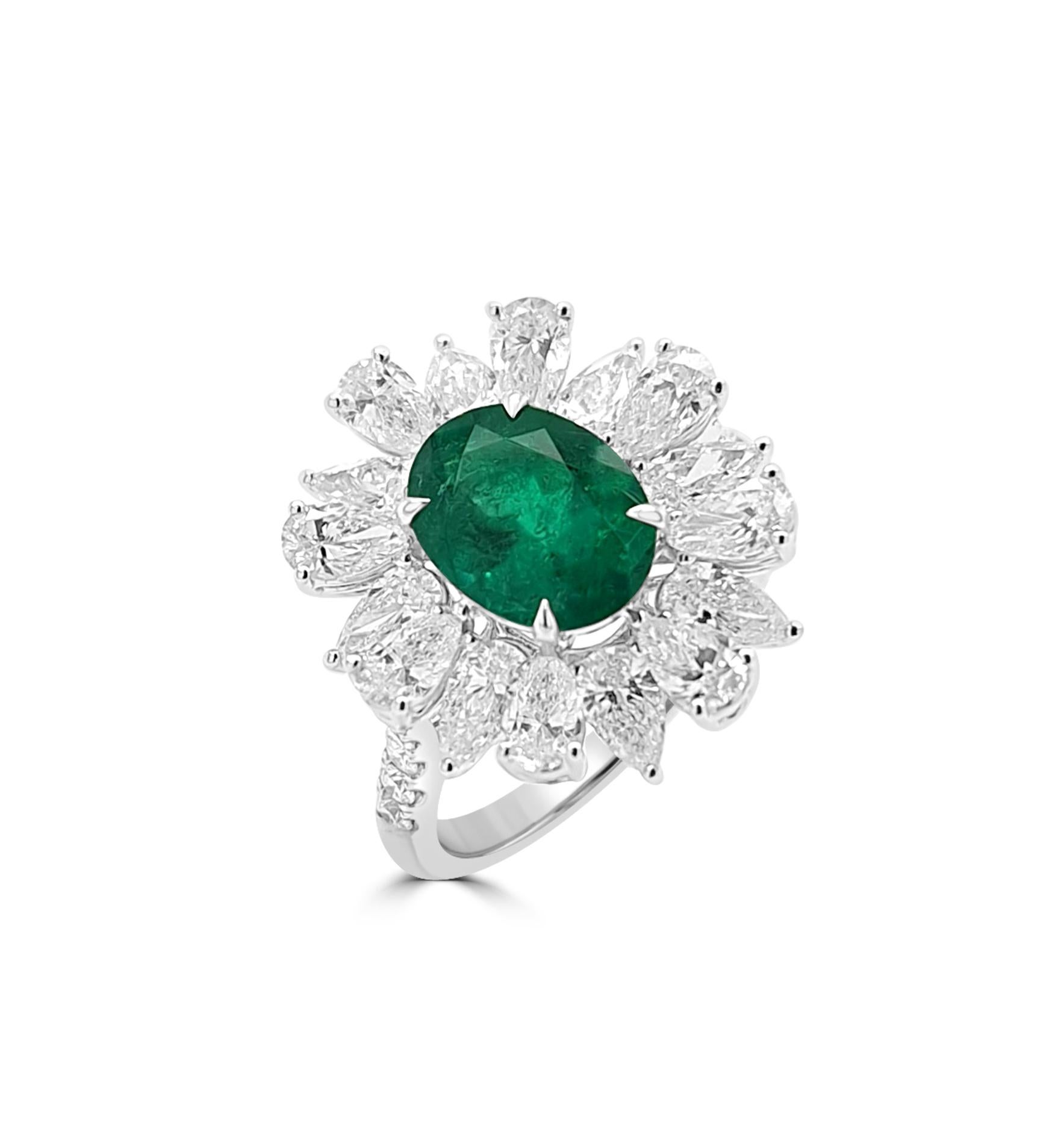 Ovaler kolumbianischer Smaragd und birnenförmiger weißer Diamant K18 Goldring (Moderne) im Angebot