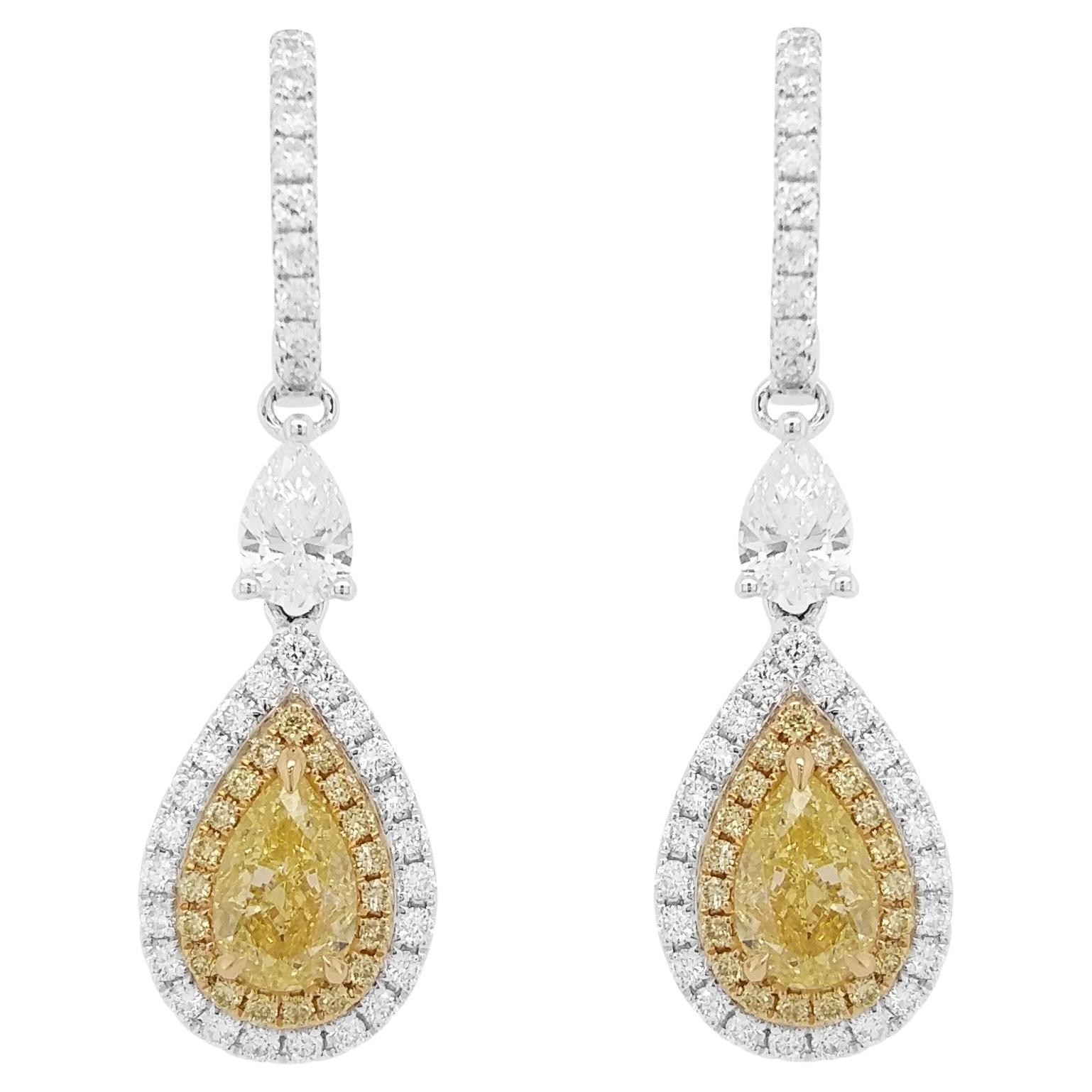 Orecchini pendenti in oro 18 carati con diamante giallo e diamante bianco certificati GIA a forma di pera in vendita
