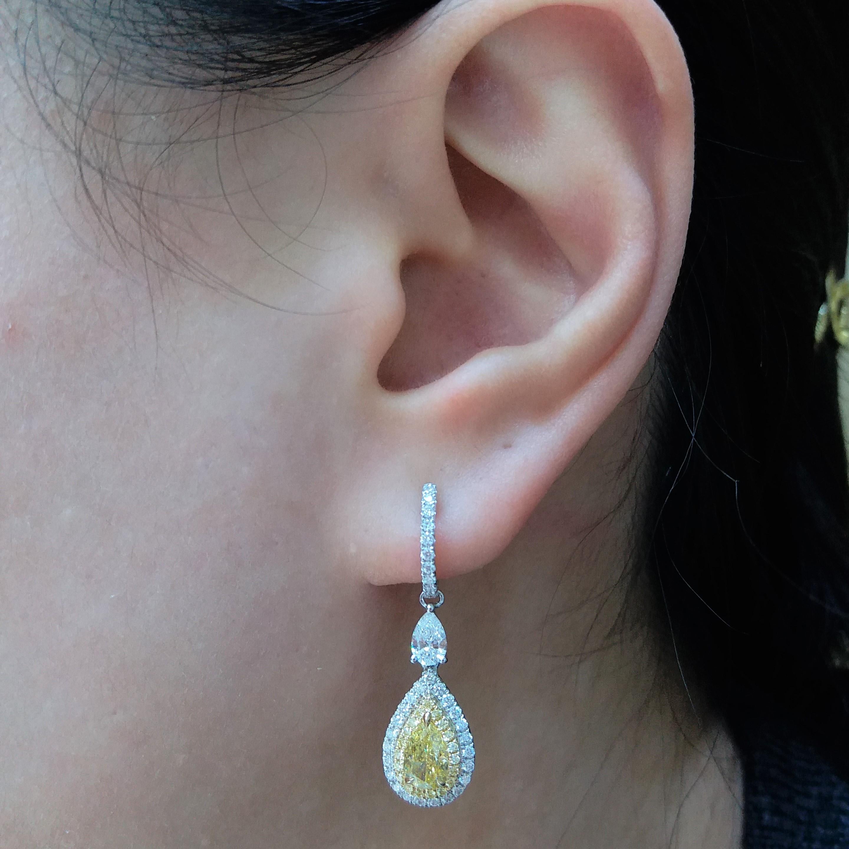 Taglio a goccia Orecchini pendenti in oro 18 carati con diamante giallo e diamante bianco certificati GIA a forma di pera in vendita