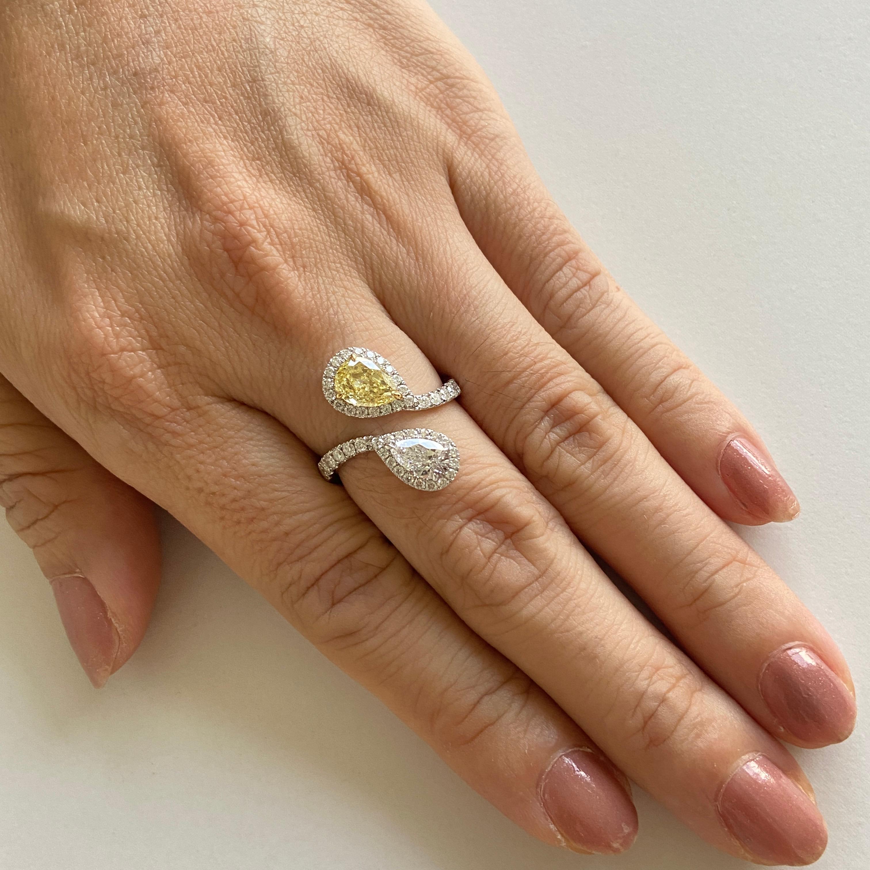 Taglio a goccia Anello con diamante giallo e diamante bianco in oro 18 carati certificato GIA a forma di pera in vendita