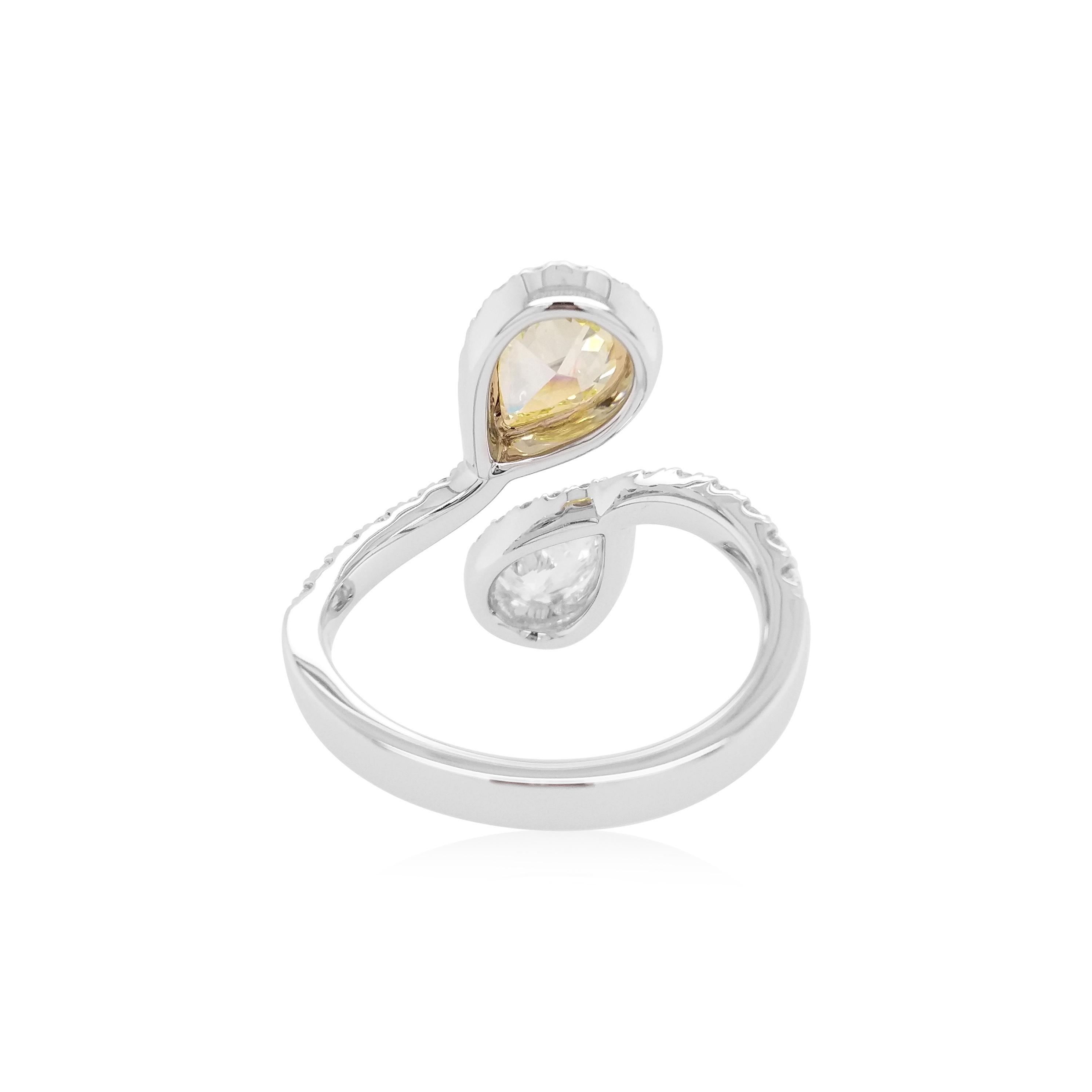 Moderno Anello con diamante giallo e diamante bianco in oro 18 carati certificato GIA a forma di pera in vendita