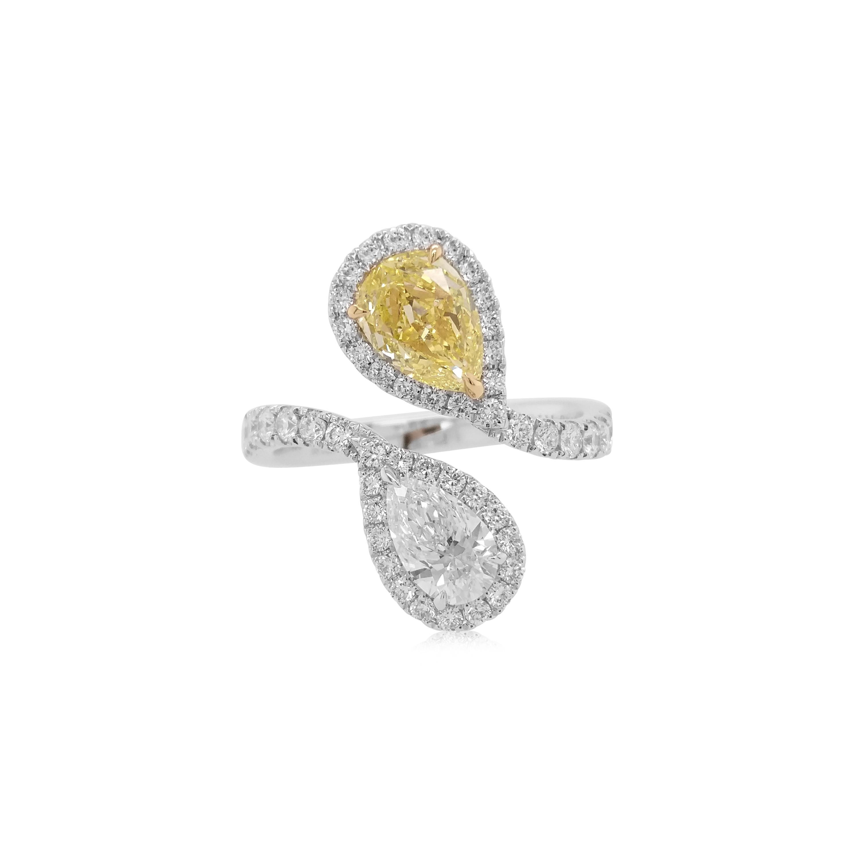 Uno splendido anello Toi et moi con diamante giallo abbinato a un diamante bianco, abbracciato in oro, è il regalo perfetto per un'occasione speciale. Realizzato a mano con maestria e attenzione ai dettagli, l'anello unisce il lusso classico al