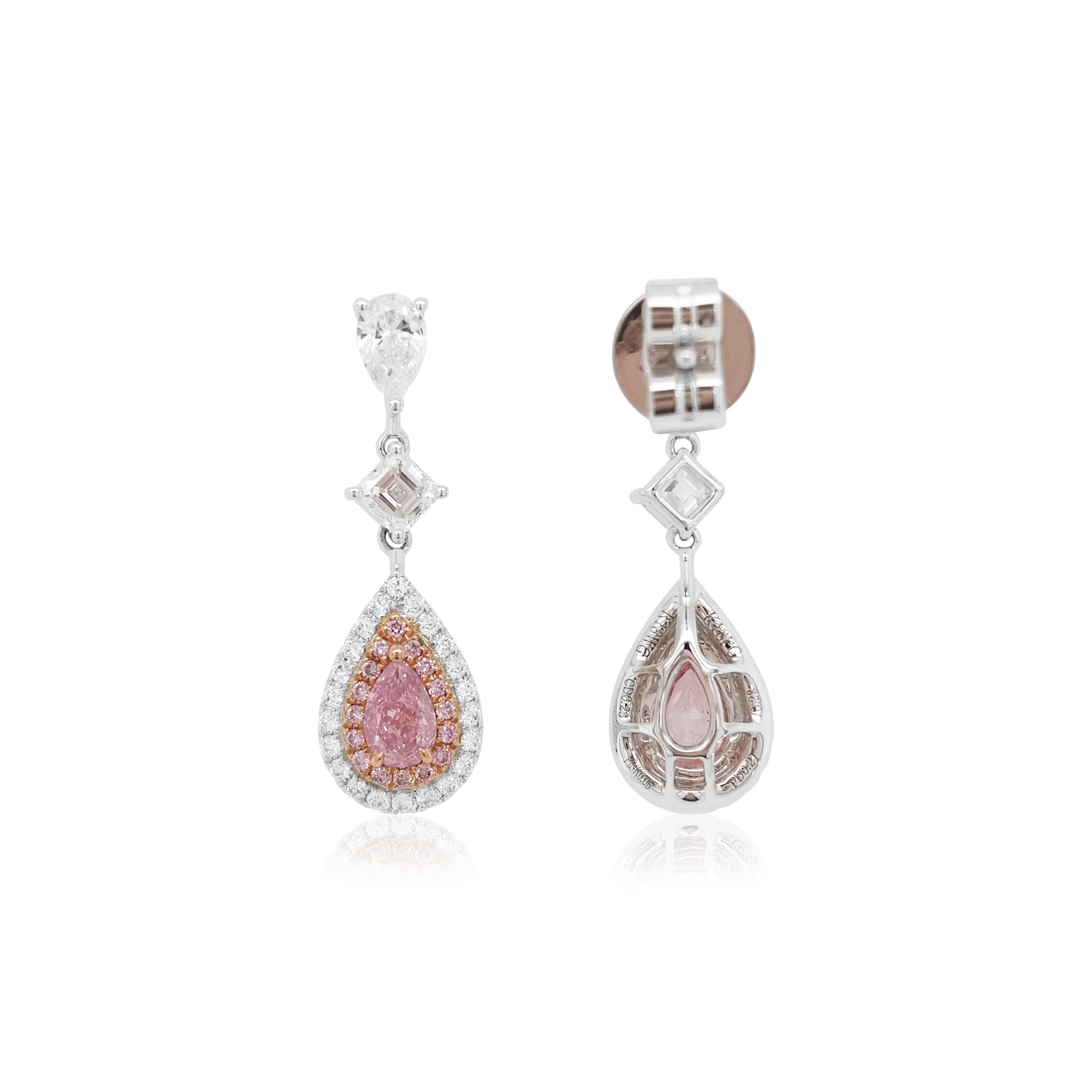 Delicati e lussuosi, questi orecchini a goccia presentano rari diamanti Fancy Intense Purplish Pink che emanano eleganza e fascino. Il loro design aggraziato e l'eccezionale scintillio li rendono una raffinata dichiarazione di bellezza e rarità