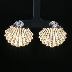 Pendientes contemporáneos de oro de 18 quilates con diamantes amarillos y blancos de corte redondo, de 6,7 quilates.