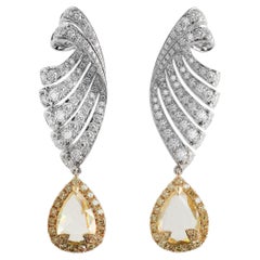 Boucles d'oreilles contemporaines en or 18 carats, ornées de diamants blancs et de diamants de couleur « Fancy » taillés en forme de poire, totalisant 5,23 carats