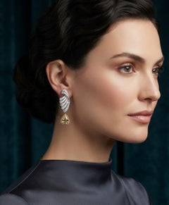 Boucles d'oreilles contemporaines en or 18 carats, ornées de diamants blancs et de diamants de couleur « Fancy » taillés en forme de poire, totalisant 5,23 carats