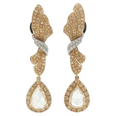 Boucles d’oreilles contemporaines en or 18 carats, ornées de diamants de couleur fantaisie et de diamants blancs taillés en forme de poire, de 7,68 carats