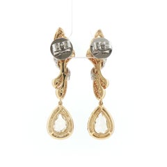 Boucles d’oreilles contemporaines en or 18 carats, ornées de diamants de couleur fantaisie et de diamants blancs taillés en forme de poire, de 7,68 carats