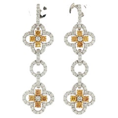 Orecchini contemporanei con diamanti bianchi e di colore "Fancy Color" da 2,79 ct a taglio rotondo, in oro 18 carati